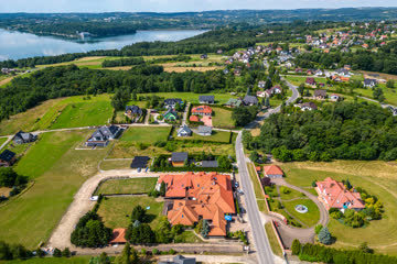 Okolica hotelu z lotu ptaka – Hotel Stara Kuźnia w Kornatce koło Dobczyc