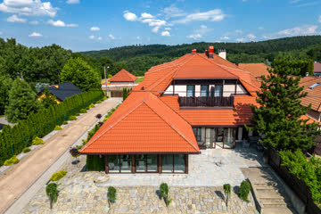Budynek hotelu z lotu ptaka – Hotel Stara Kuźnia w Kornatce koło Dobczyc