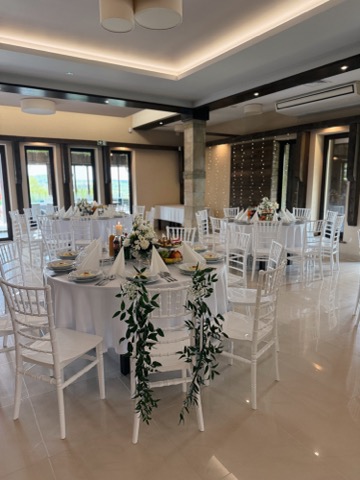 Sala bankietowa nakryta do kolacji z zielonymi dodatkami – Restauracja Stara Kuźnia w Kornatce koło Dobczyc