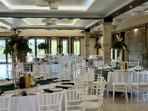 Sala bankietowa w stonowanej kolorystyce, widok ogólny – Restauracja Stara Kuźnia w Kornatce koło Dobczyc