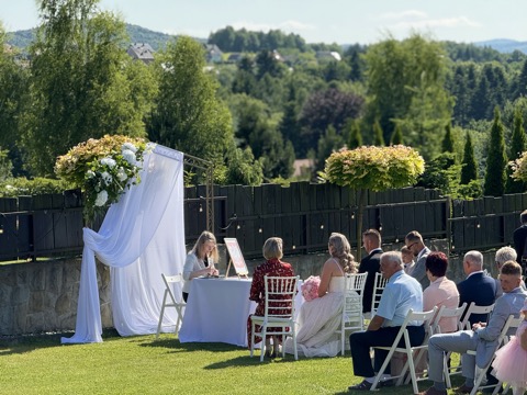 Ceremonia ślubna w plenerze przy restauracji – Restauracja Stara Kuźnia w Kornatce koło Dobczyc
