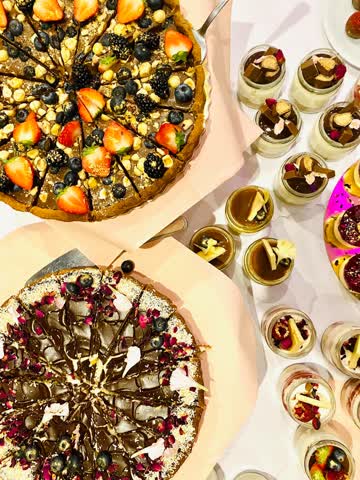 Tarty z owocami i deserki w pucharkach – Restauracja Stara Kuźnia w Kornatce koło Dobczyc